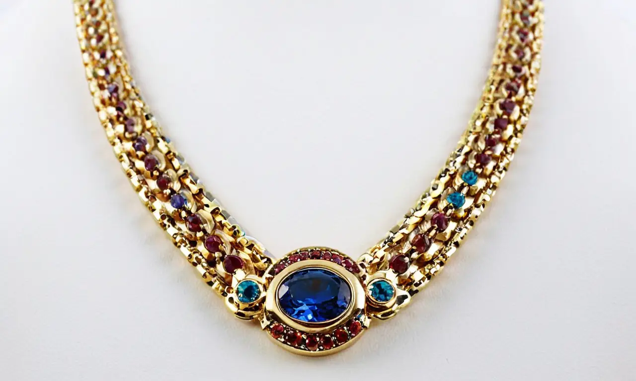 Cadena metálica elegante con piedras de colores